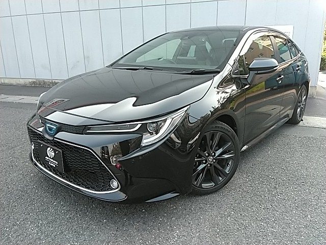 カローラ　セダン　ハイブリッド　１８００　ＨＹＢＲＩＤ　Ｗ×Ｂ　４ドア　
