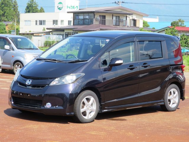 フリード　Ｇ特別仕様　ナビ　３列シート電動スライド