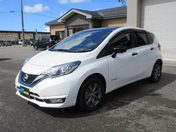 日産 ノート　４ＷＤ ｅ－ＰＯＷＥＲメダリスト４　ブラックアロ