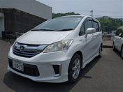 ホンダ フリード　ハイブリッド １．５ ＨＹＢＲＩＤジャストセレ７人